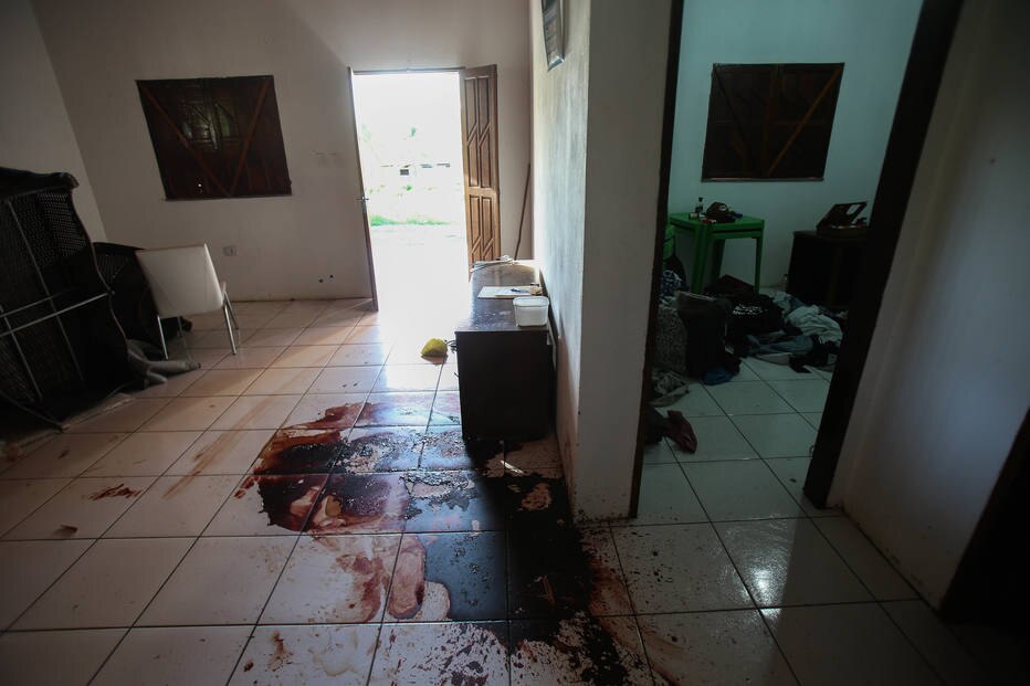 Interior da casa em que Adriano Magalhães da Nóbrega foi morto