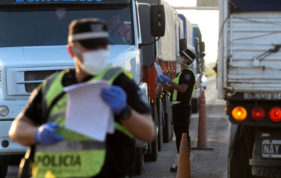 Policiais fazem bloqueio na cidade de Rosário, Província de Santa Fé, na Argentina 