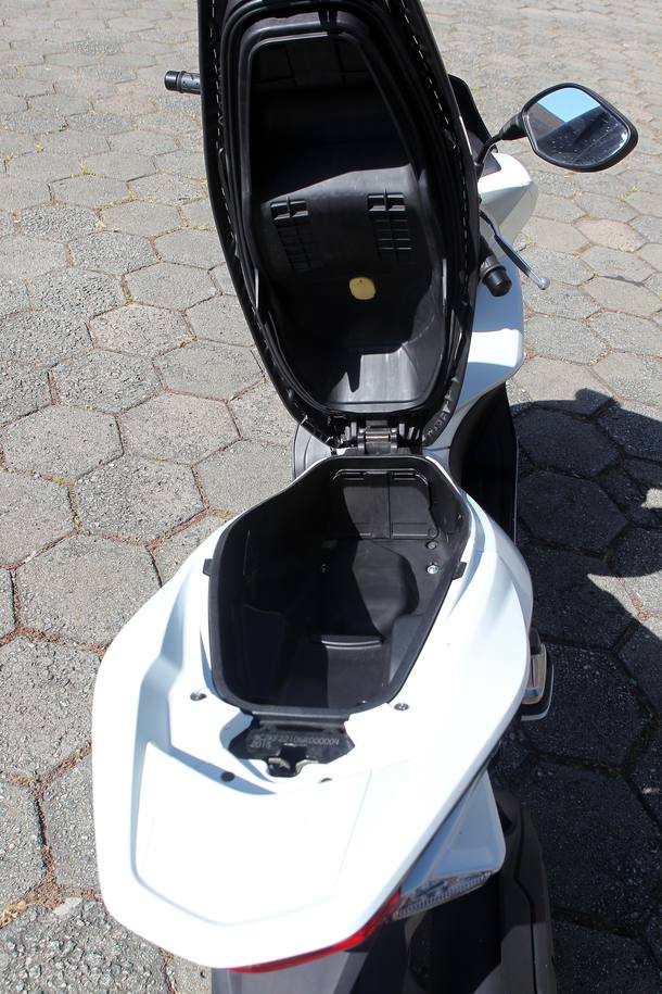 Yamaha NMax 160 enfrenta o Honda PCX 150