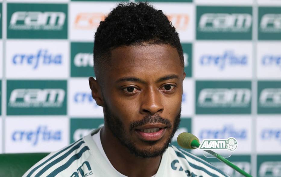 Michel Bastos abre mão de ser meia e ganha espaço no Palmeiras