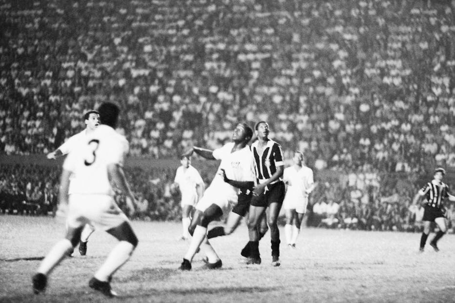 Há 50 anos, Pacaembu era palco de duelo histórico entre Santos e Corinthians