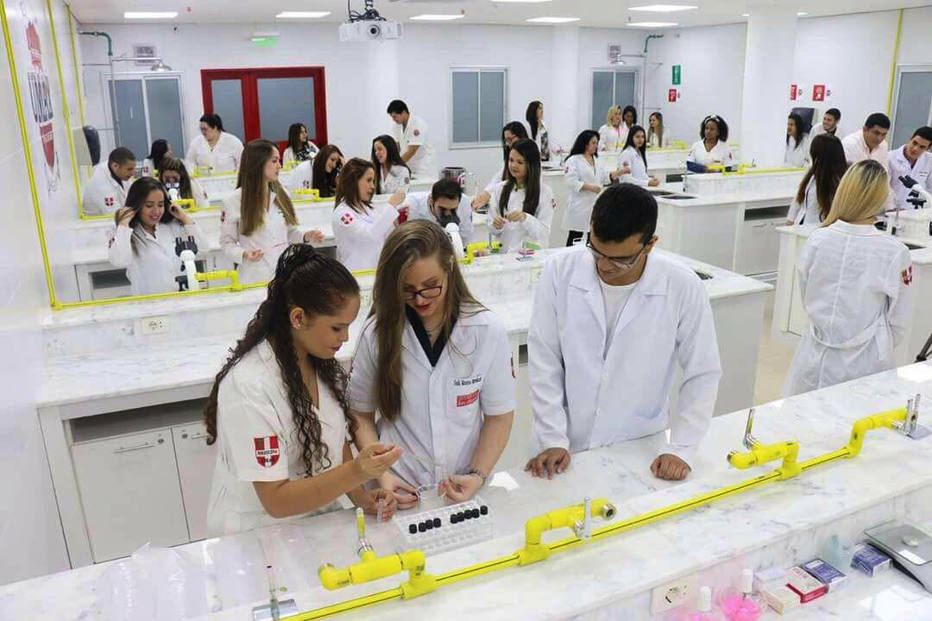 Turma de alunos de medicina durante uma aula na Universidade María Auxiliadora, em Assunção