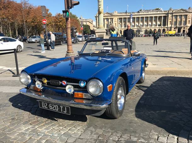 PARIS, FRANÇA - 01 De Dezembro De 2016: Carro Alemão Esperta Bonita De Uma  Empresa De Partilha De Carro Estacionado Na Frente De Uma Casa - Lente Tilt- shift Fotos, retratos, imágenes y