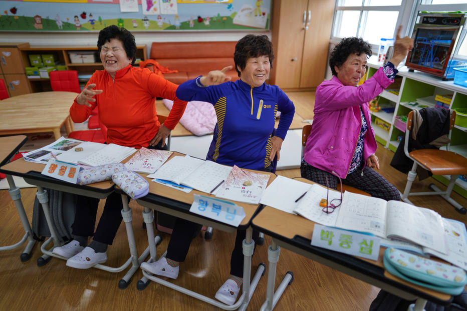 Com as matrículas em baixa nas escolas rurais como a Escola Infantil Daegu, foram recrutados alunos mais velhos. Hwang Wol-geum, primeira à esquerda, nunca aprendeu a ler.