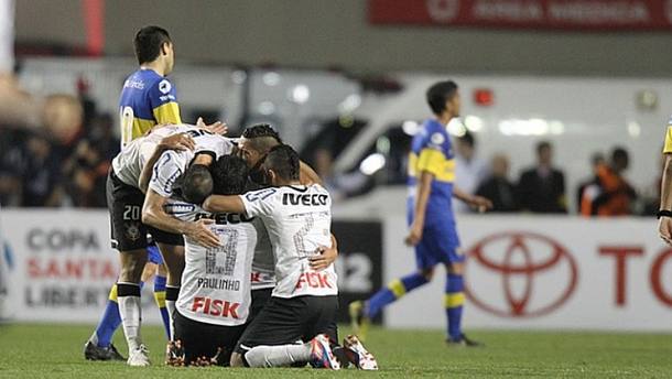 Jogadores comemoram o título da Libertadores no gramado