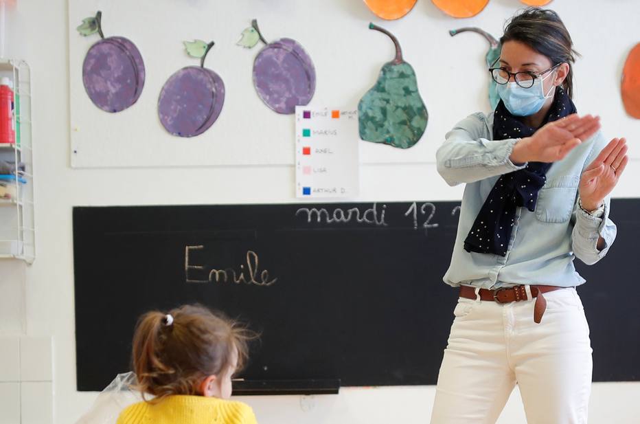 Professora usa máscara protegendo o rosto ao lecionar em uma escola particular em Nantes, na França, durante a pandemia de Covid-19. Foto tirada em 12 de maio de 2020.