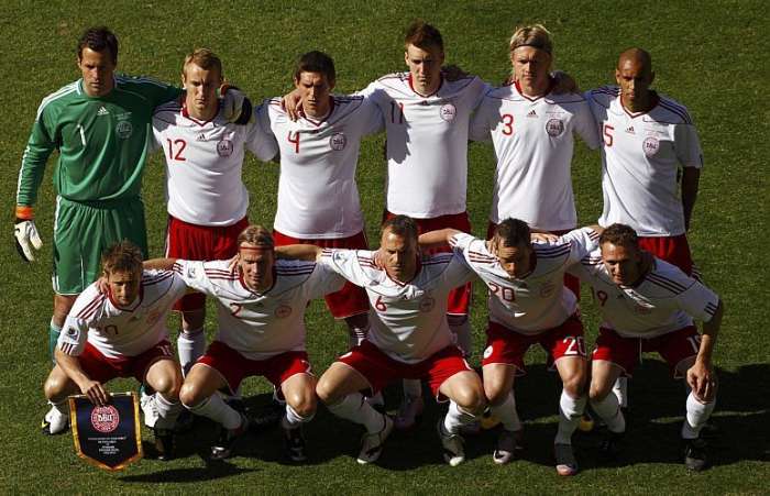 Time da Dinamarca tira foto antes do jogo contra a Holanda ...