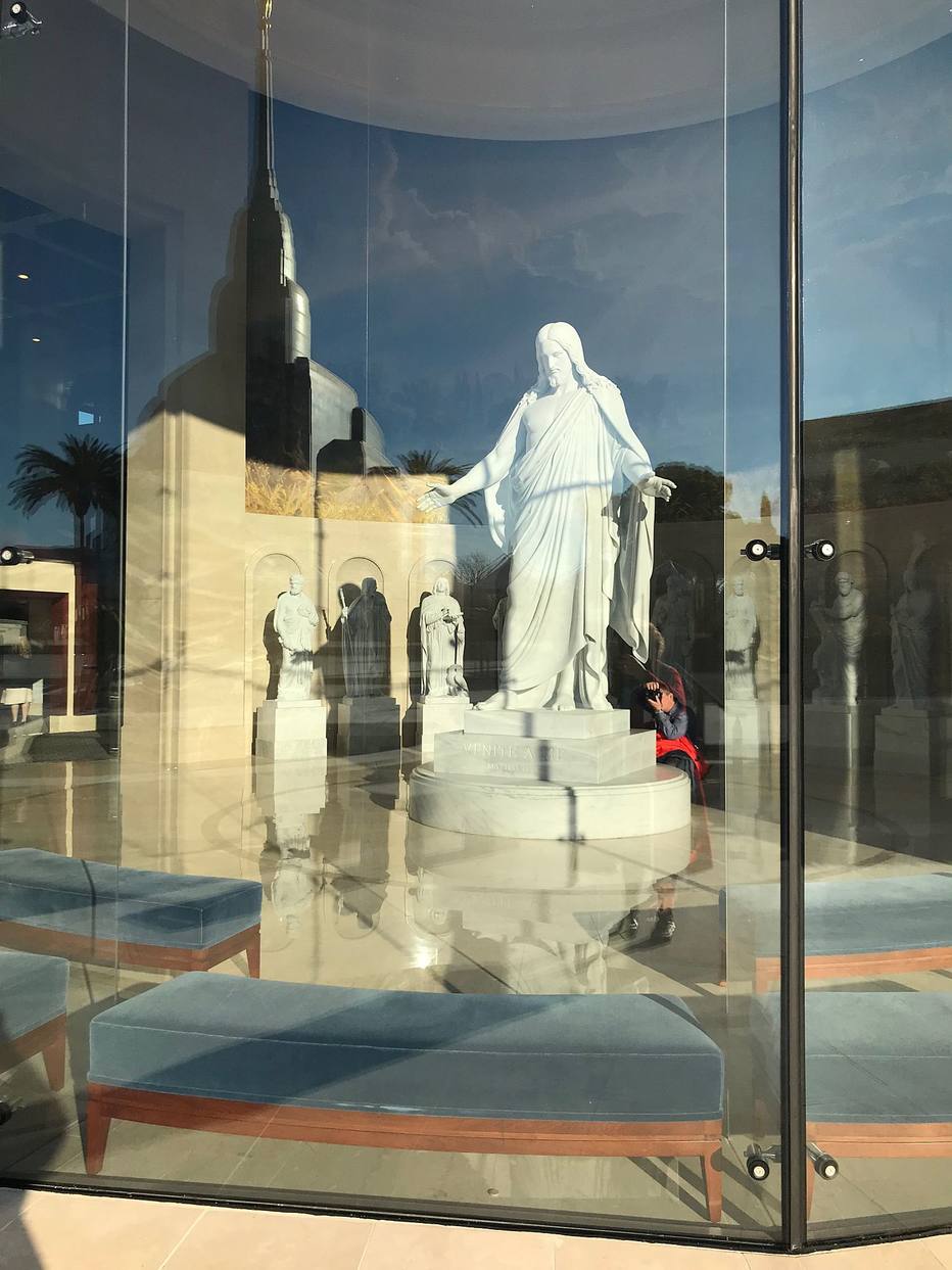 El centro de visitantes de la Iglesia de Jesucristo de los Santos de los Últimos Días incluye una réplica de Cristo Resucitado del escultor danés Bertel Thorvaldsen