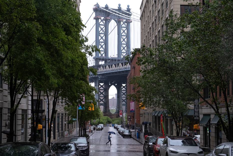 Pedestre anda na Washington Street no Brooklyn, com a Manhattan Bridge ao fundo, em Nova York. Foto tirada em 23 de maio de 2020