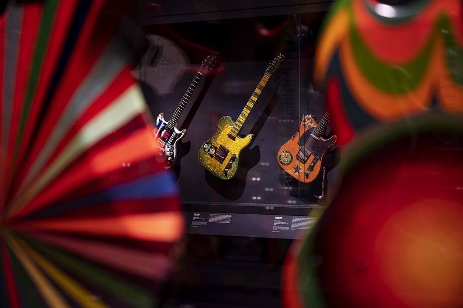 Guitarras ligadas a Joan Jett, Steve Miller e Joe Strummer em exposição no Metropolitan Museum of Art.