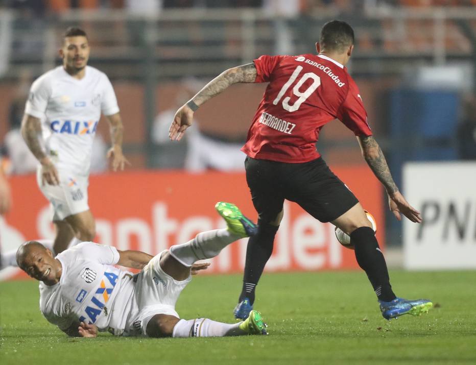 Carlos SÃ¡nchez em aÃ§Ã£o no empate que eliminou o Santos da Libertadores
