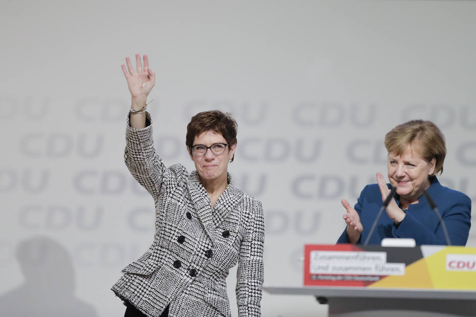 A chanceler Angela Merkel, à direita, parabeniza sua companheira de partido e protegida política, Annegret Kramp-Karrenbauer, após sua eleição em Hamburgo 