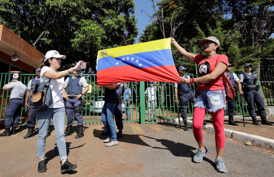 Defensores de Nicolás Maduro protestam na frente da embaixada em Brasília após diplomatas indicados por Juan Guaidó assumirem controle da representação