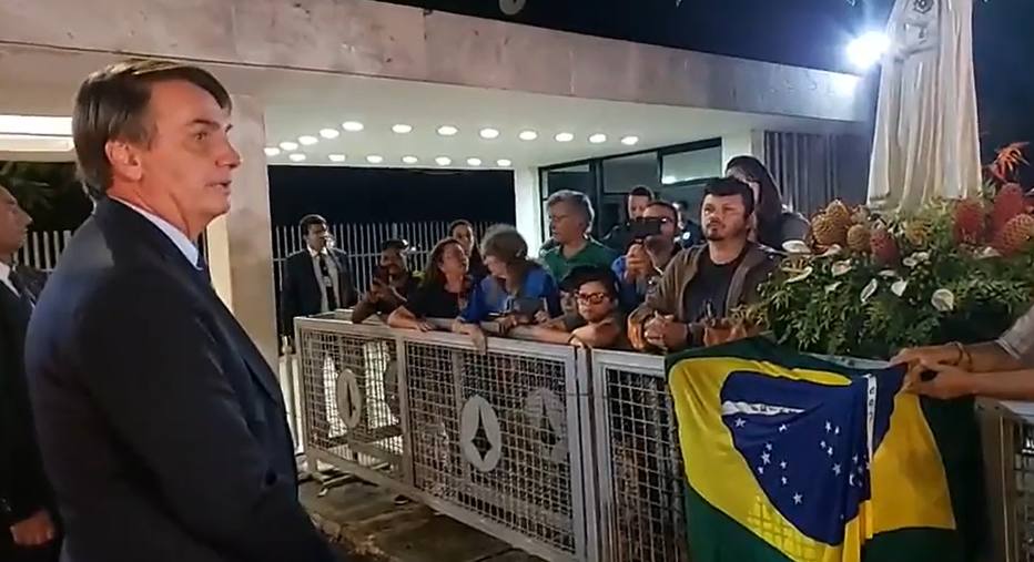 Na porta do Alvorada, ala da Igreja Católica reza por Bolsonaro e contra o comunismo