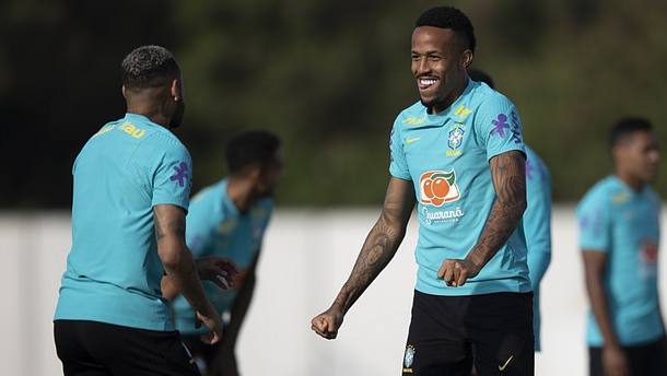 Neymar com Éder Militão durante treino da seleção