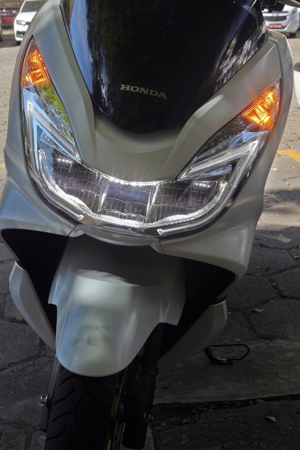 Yamaha NMax 160 enfrenta o Honda PCX 150
