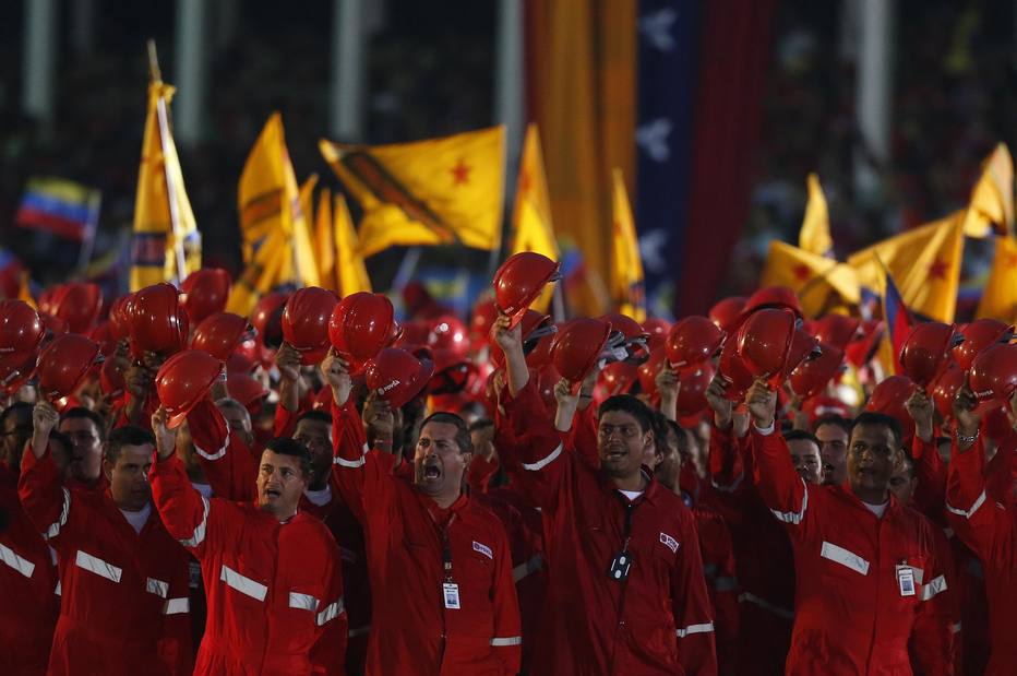 Trabalhadores da estadal PDVSA saúdam o presidente da Venezuela, Nicolas Maduro, durante evendo na academia militar de Caracas 