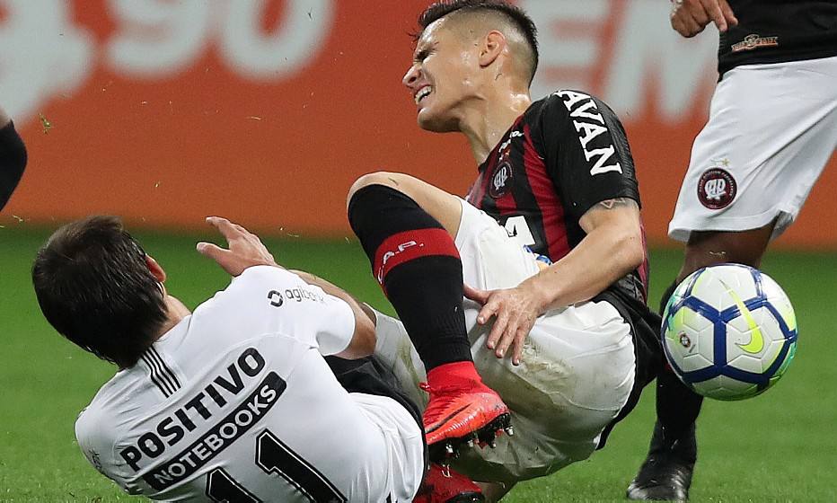 Corinthians e Atlético-PR empatam em jogo sonolento e sem gols