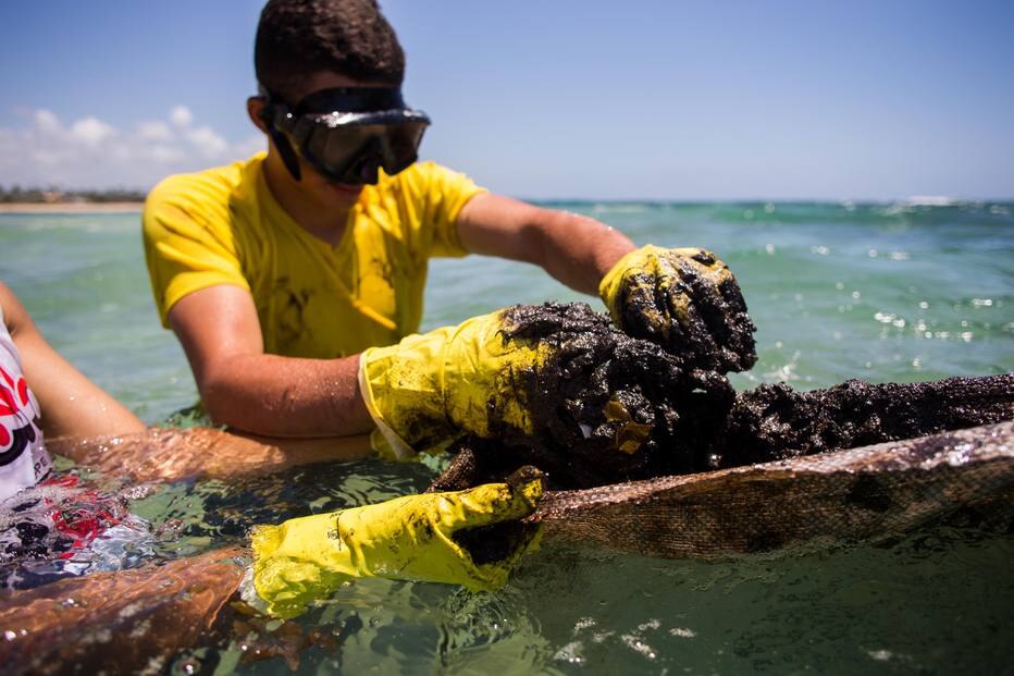 Manchas de &oacute;leo chegam ao litoral do Sudeste