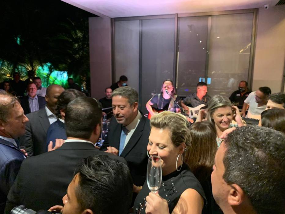 Arthur Lira faz festa da vitória para 300 pessoas em meio à pandemia