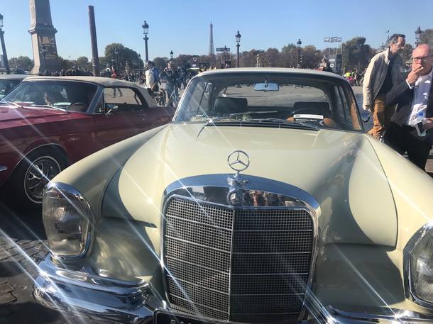 Desfile de carros antigos antes do Salão do Automóvel de Paris