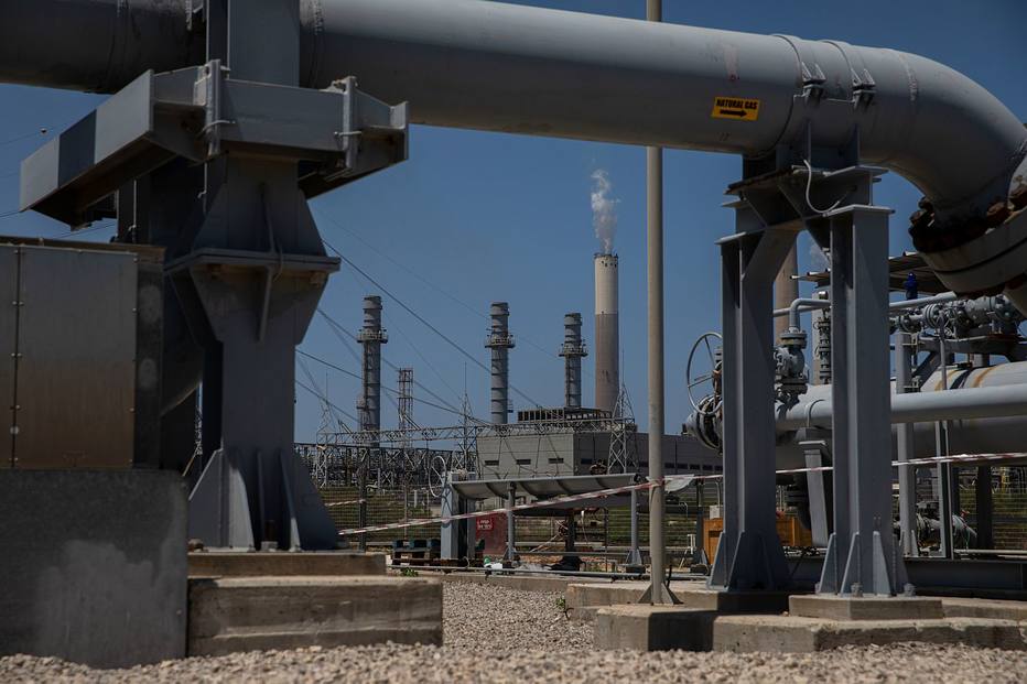Com a descoberta de enormes reservas de gás ao largo da costa, Israel está transformando muitas de suas usinas elétricas para operarem a gás natural.