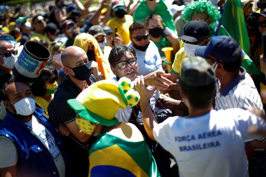 Profissionais do Estad&atilde;o s&atilde;o agredidos com chutes, murros e empurr&otilde;es por apoiadores de Bolsonaro 