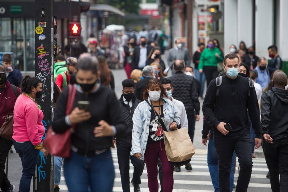 Imagem mostra pedestres na Avenida Paulista utilizando máscaras contra a covid-19; governo de São Paulo determinou uso obrigatório do item ao menos até fim de janeiro