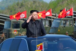 O líder norte-coreano, Kim Jong-un, supervisiona desfile militar na capital do país; Pyongyang testou novo míssil balístico nesta sexta-feira
