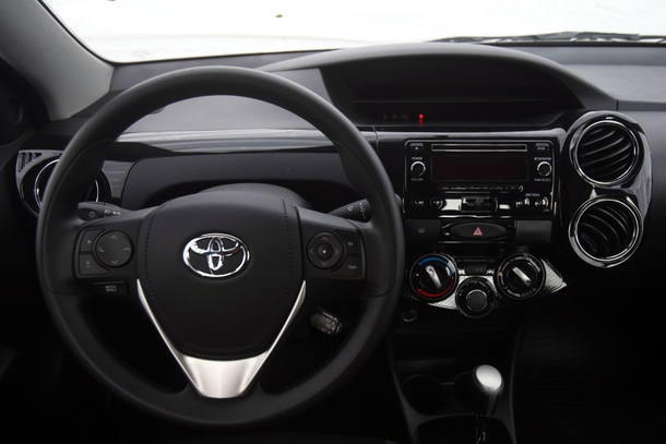 Comparativo: VW Voyage AT x Toyota Etios X AT