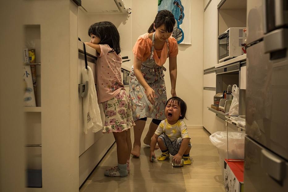 Yoshiko Nishimasa trabalha  meio período e realiza a maior parte das tarefas domésticas. Seu marido raramente está em casa antes das 22h.