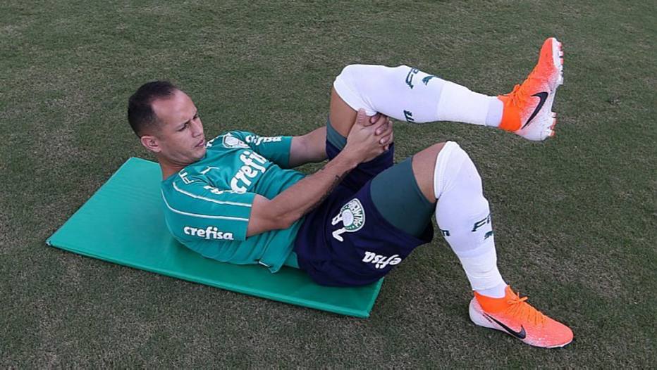 Há seis meses sem jogar, meia Guerra encara impasse no Palmeiras