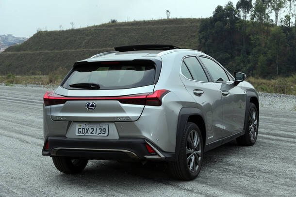 Lexus UX 250h x Volvo XC40 R-Design