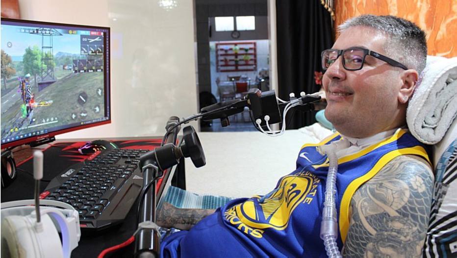 Erik Tiago Leme, de 38 anos, usa um controle especial para jogar Free Fire