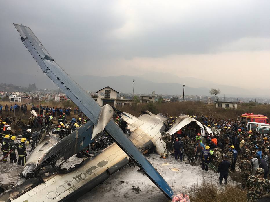 Avião cai no NepalEquipes de resgate atuam no local do acidente; avião transportava 71 pessoas Foto: Niranjan Shreshta/AP Photo