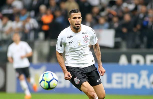 Ainda com carências ofensivas, Corinthians enxerga falha no mercado