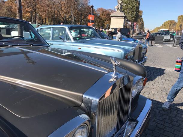 Desfile de carros antigos antes do Salão do Automóvel de Paris