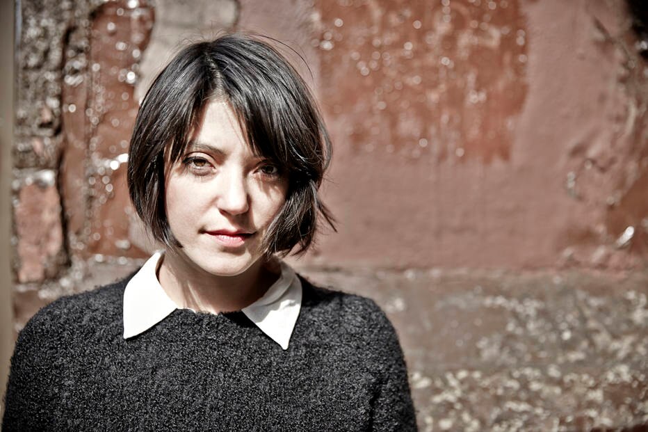 A cantora Sharon Van Etten apresenta 'Are We There' no Cine Joia