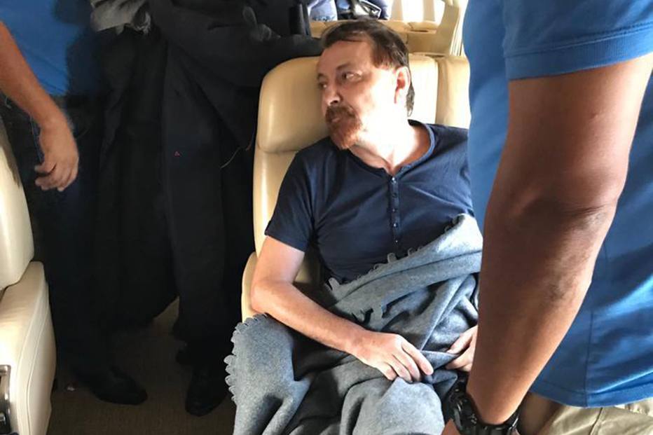 Cesare Battisti é levado da Bolívia para a Itália