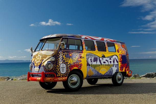 Volkswagen Kombi 'Woodstock' ganha réplica pelos 50 anos do festival