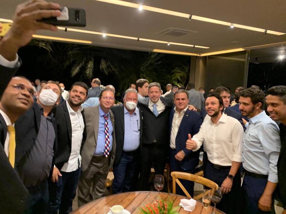 Arthur Lira faz festa da vitória para 300 pessoas em meio à pandemia