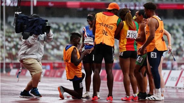 Atleta de Cabo Verde Keula Nidreia Semedo foi pedida em casamento pelo guia, Manuel Antônio da Veiga, após disputa de prova na Paralimpíada