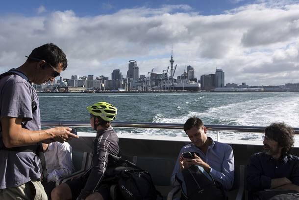 Trabalhadores de Auckland tomando o transporte público.