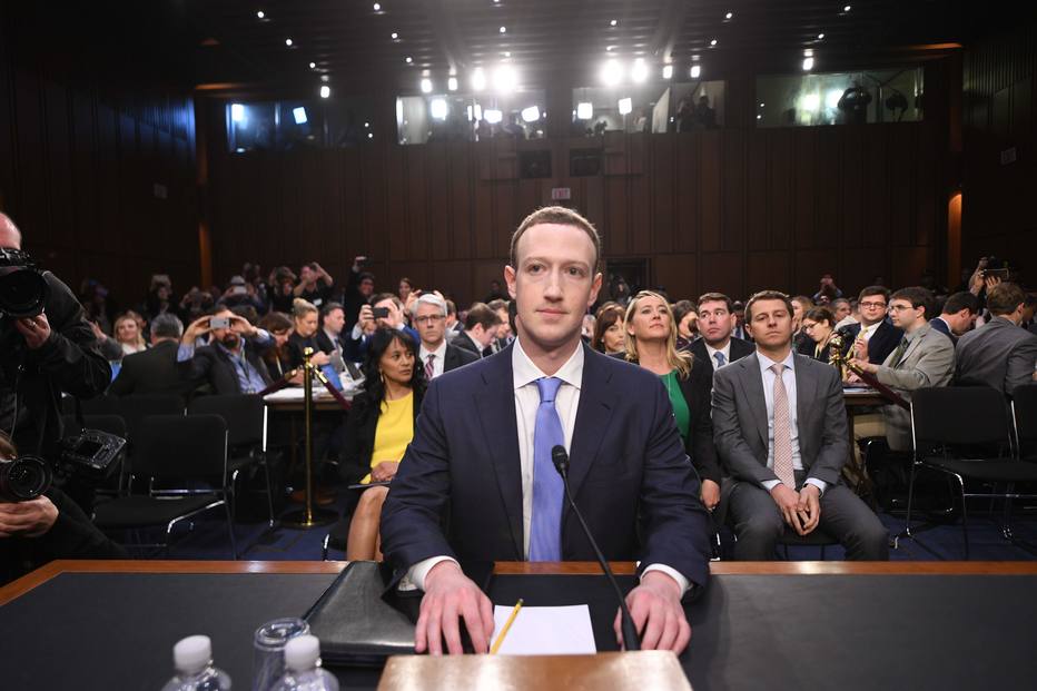 As plataformas de redes sociais como o Facebook, comandado por Mark Zuckerberg, podem fazer mais para reduzir a difusão de discursos de ódio na internet.