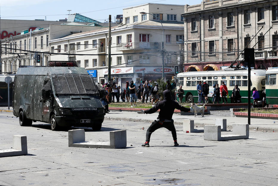 Manifestante para diante de tanque do Exército do Chile em Valparaíso