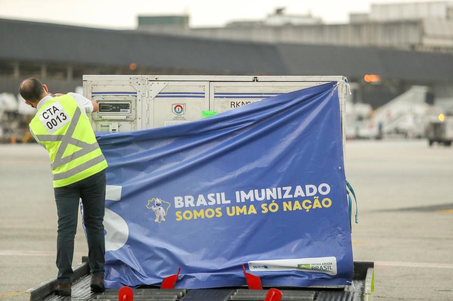 Atraso de vacinas por falta de insumos eleva risco de terceira onda da covid no Brasil; leia análise