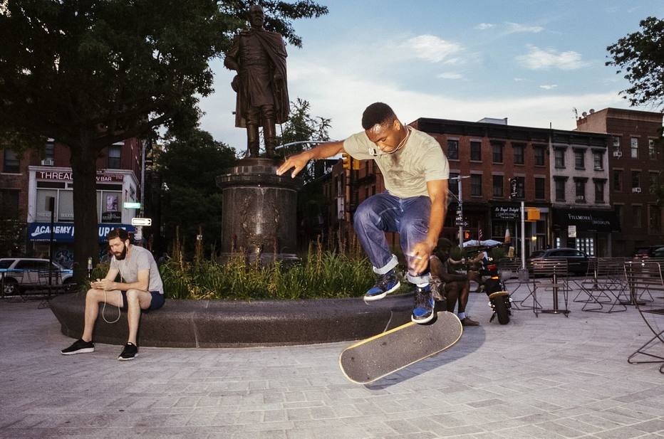 Skatista na Fowler Square, no Brooklyn, onde também foram criadas ruas destinadas exclusivamente a pedestres.