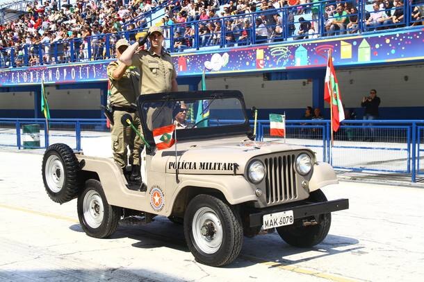 Os veículos antigos e o Camaro da Polícia Militar de Santa Catarina