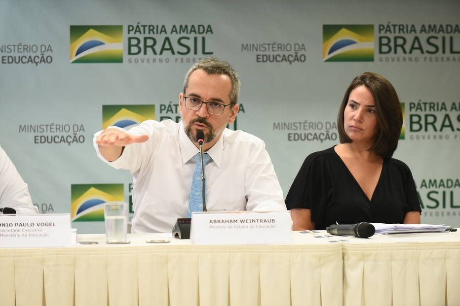 Ministro da Educação diz ser favorável à entrada da polícia nas universidades