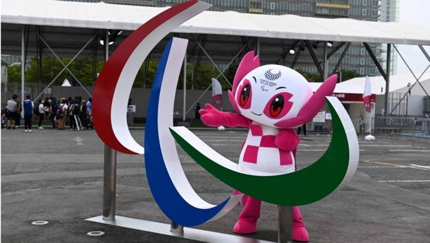 Someity, mascote de Tóquio-2020, posa perto do símbolo das Paralimpíadas